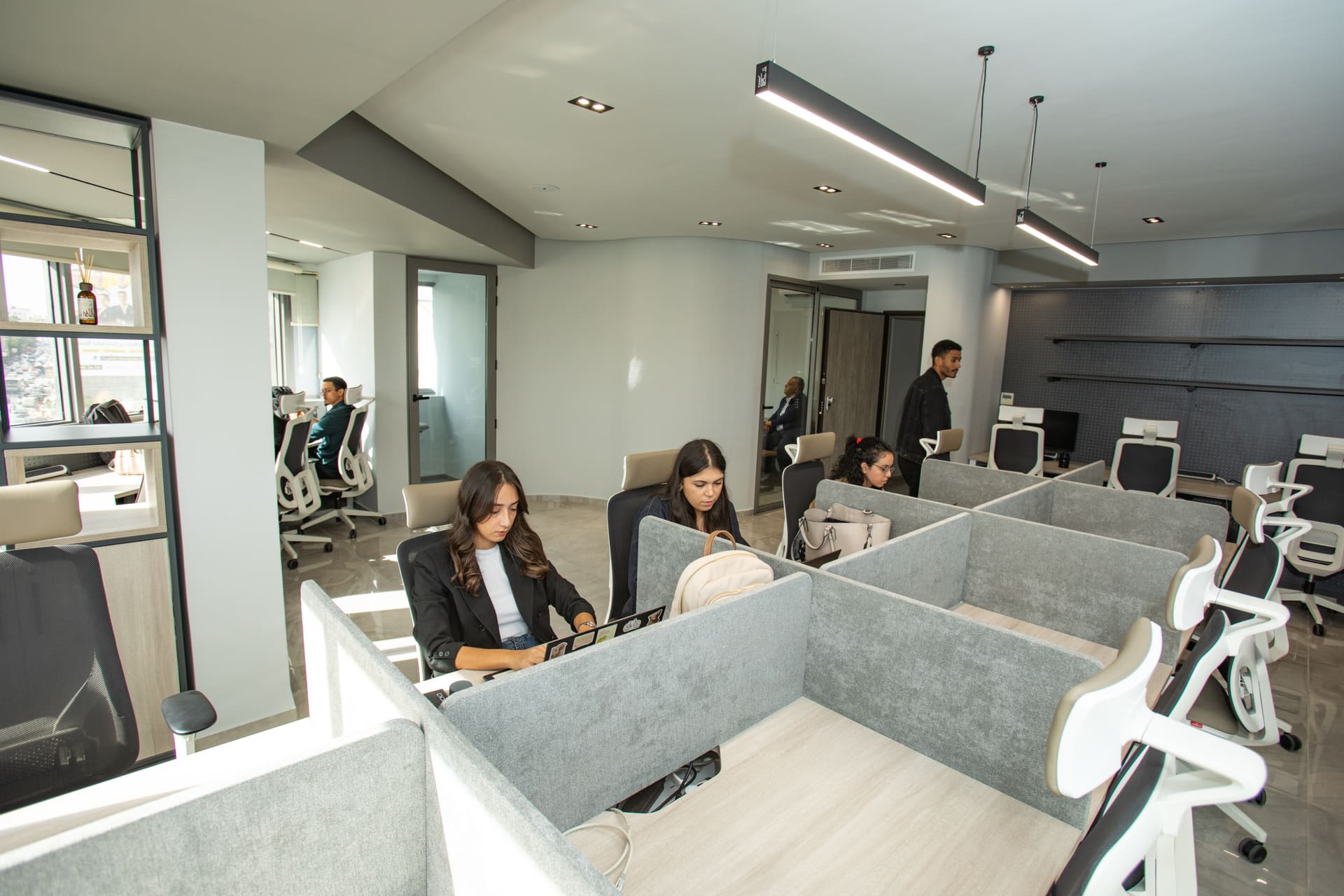 Espace de travail lumineux et moderne à Pixel Coworking